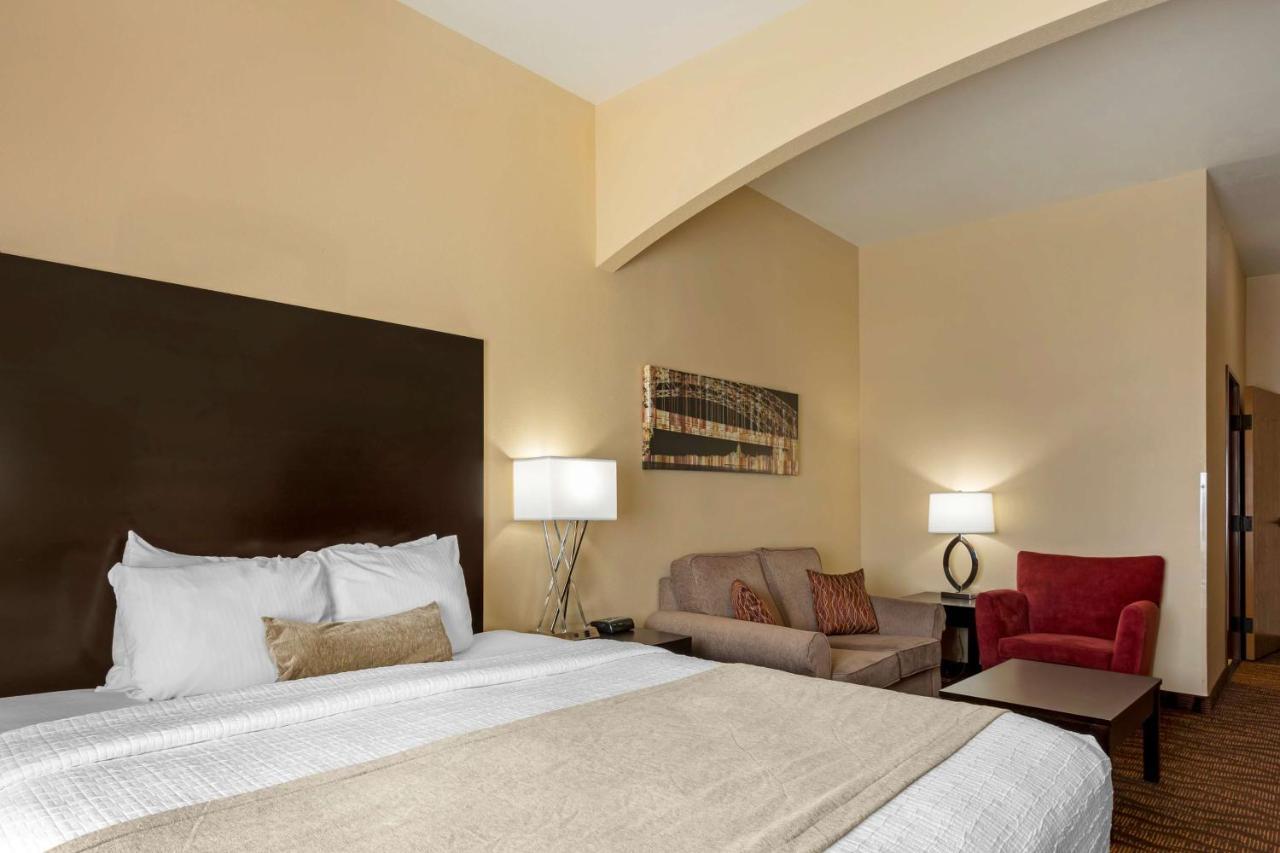 Western Capital 3*